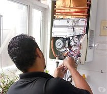 técnico fazendo manutenção no aquecedor rinnai 