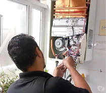 técnico fazendo manutenção no aquecedor rinnai 